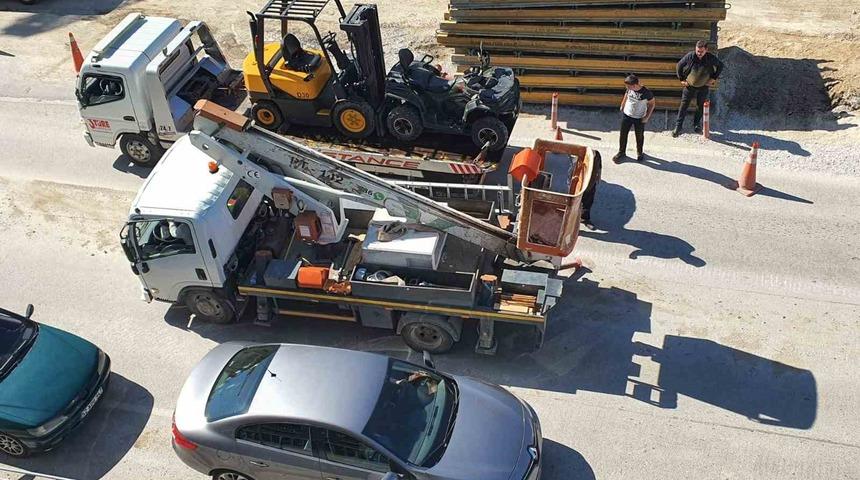 Köprüde arıza yapan kamyonet trafiği felç etti