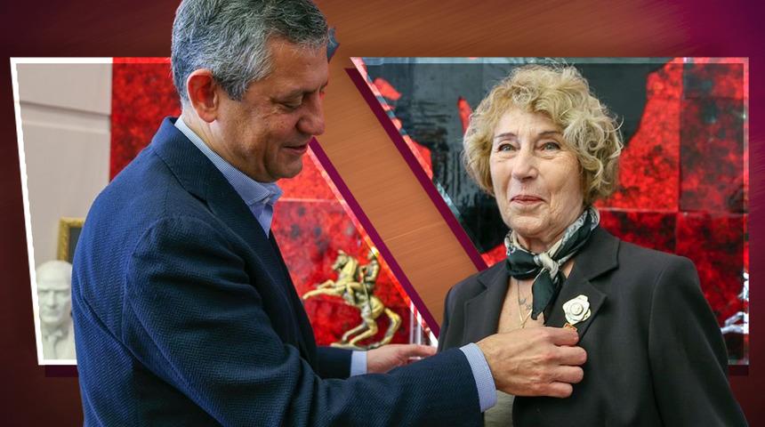 Ünlü isim CHP'ye katıldı! Rozeti takıldı; Özgür Özel'le böyle poz verdiler