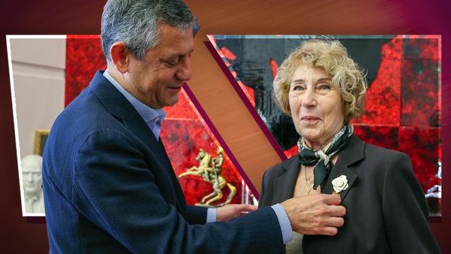 Ünlü isim CHP'ye katıldı! Rozeti takıldı; Özgür Özel'le böyle poz verdiler