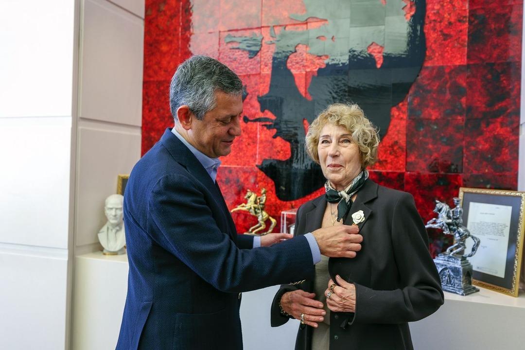 Ünlü isim CHP ye katıldı! Rozeti takıldı; Özgür Özel le böyle poz verdiler 1