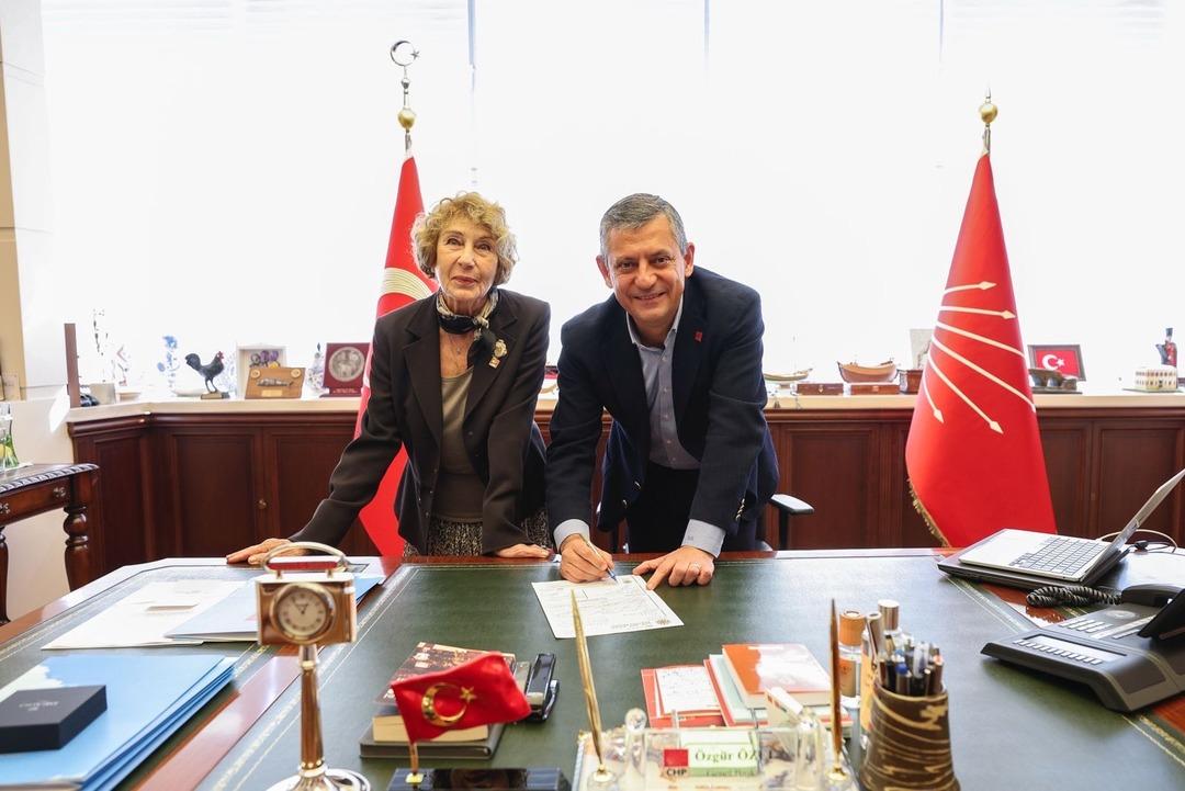 Ünlü isim CHP ye katıldı! Rozeti takıldı; Özgür Özel le böyle poz verdiler 2