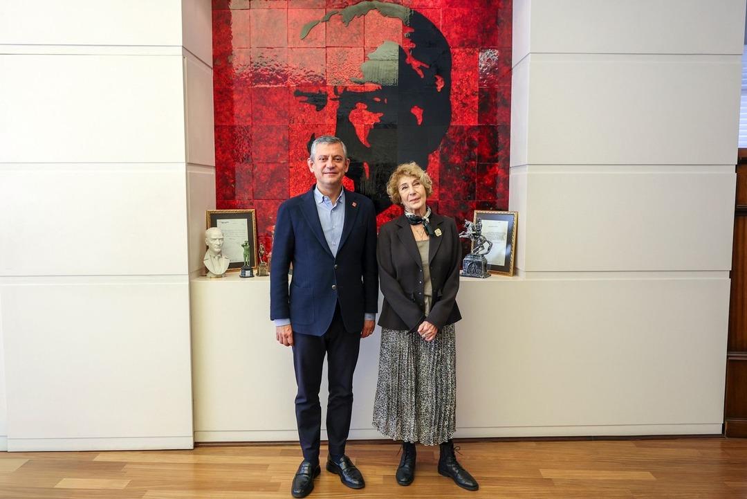 Ünlü isim CHP ye katıldı! Rozeti takıldı; Özgür Özel le böyle poz verdiler 3