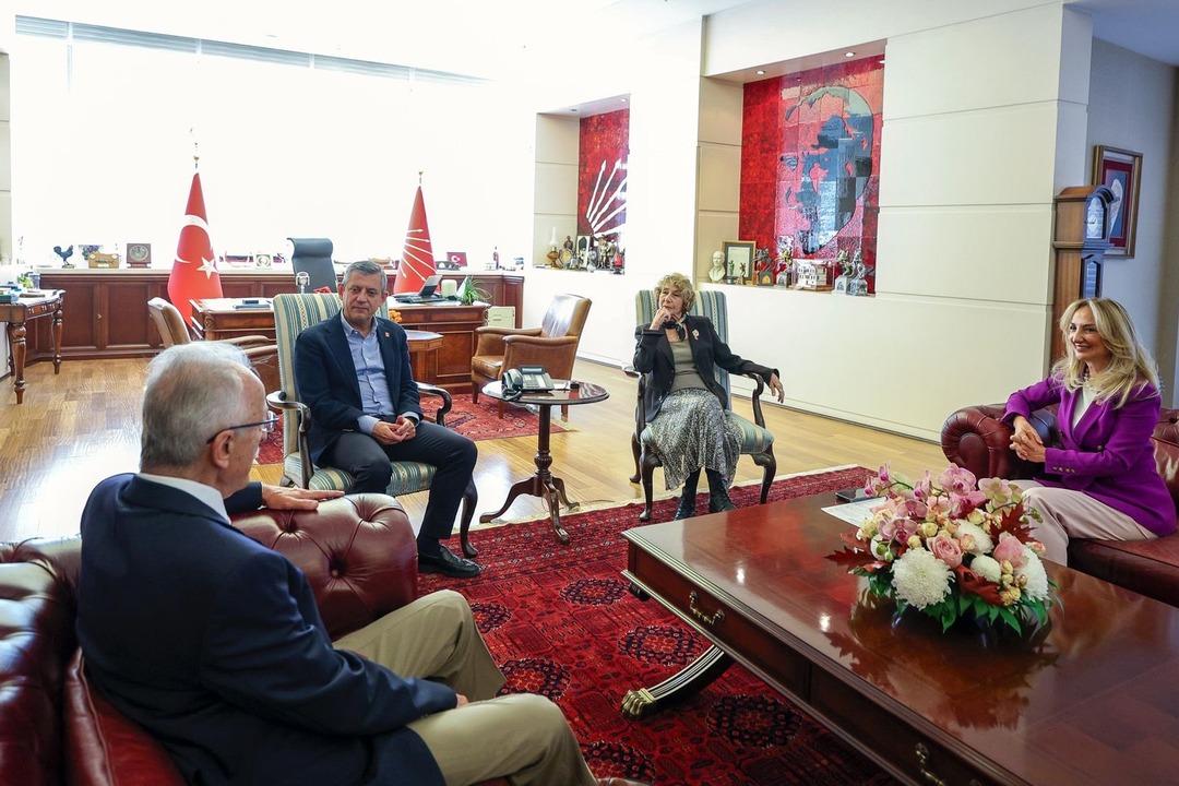 Ünlü isim CHP ye katıldı! Rozeti takıldı; Özgür Özel le böyle poz verdiler 4