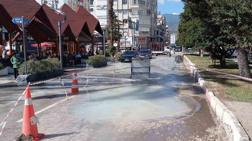 Kumluca’da içme suyu borusu 1 ayda 5 kez patladı