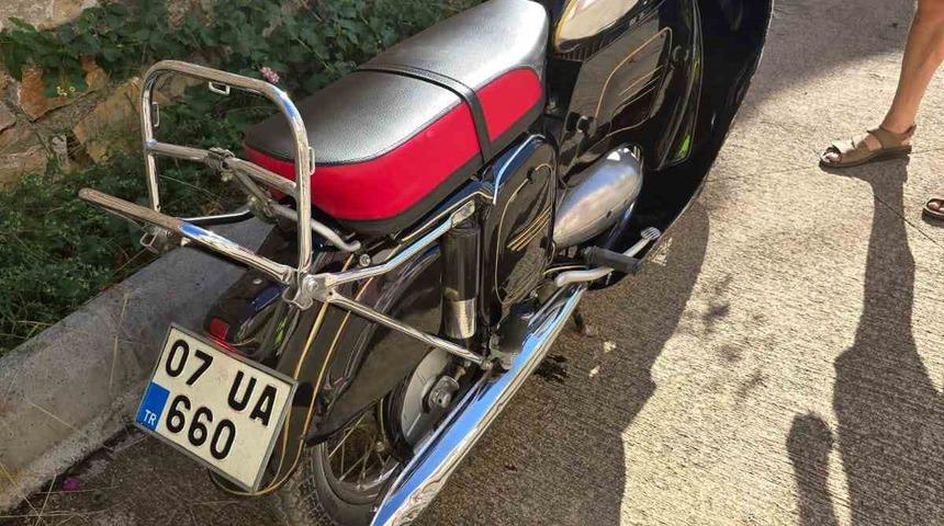 Gazipaşa’da mıcırda kayan motosiklet devrildi: 2 yaralı