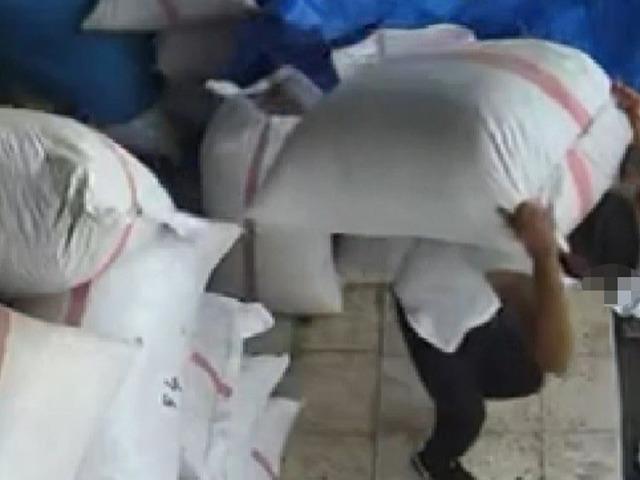 450 bin TL kayıplara karıştı! 7 çuvalı tek tek taşıdı