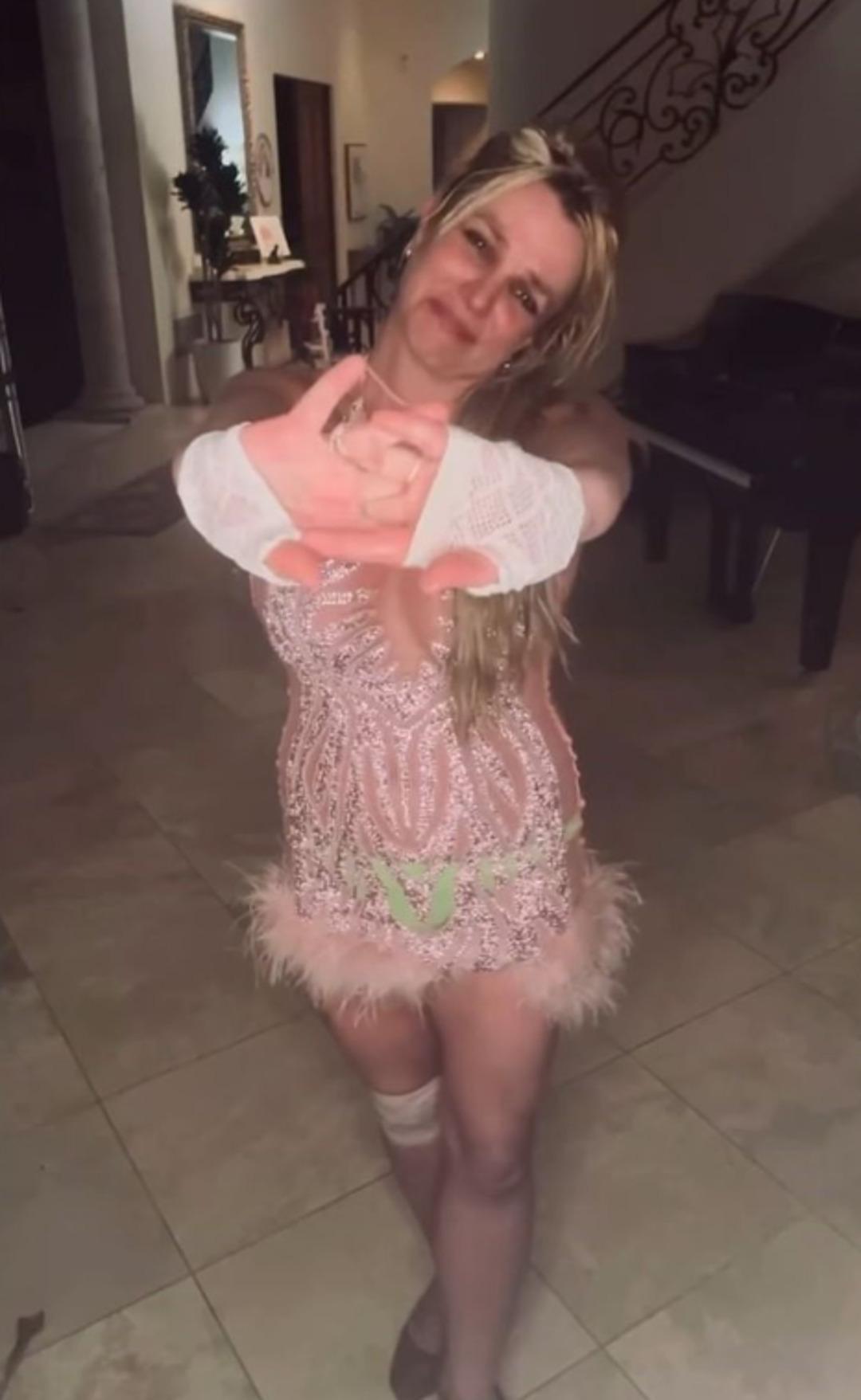 Dünyaca ünlü şarkıcı Britney Spears sevenlerini korkuttu! Dizindeki bandaj ve kolundaki morluklar dikkat çekti 1