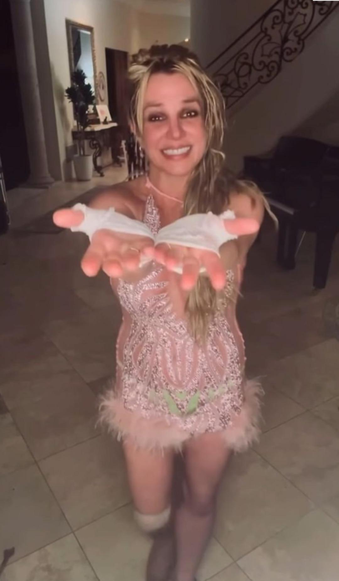 Dünyaca ünlü şarkıcı Britney Spears sevenlerini korkuttu! Dizindeki bandaj ve kolundaki morluklar dikkat çekti 2