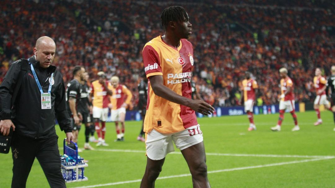 Beşiktaş derbisinde sakatlanmıştı! Singo dan Galatasaray a bir kötü haber daha...  1