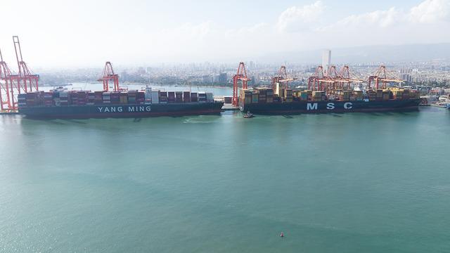 Kapasitesi artırılan Mersin Limanı'nın yeni terminaline 400 metrelik gemi yanaştı