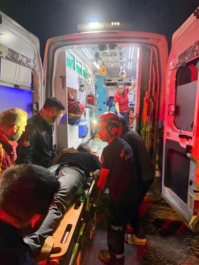 Adana da otomobil ile çarpışan hafif ticari araçtaki 1 kişi öldü, 1 kişi yaralandı 1