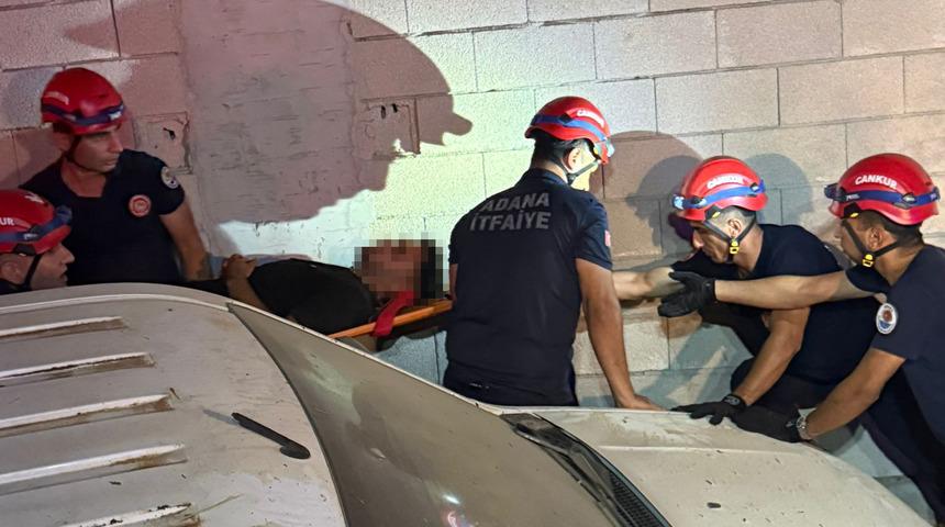 Adana'da otomobil ile çarpışan hafif ticari araçtaki 1 kişi öldü, 1 kişi yaralandı