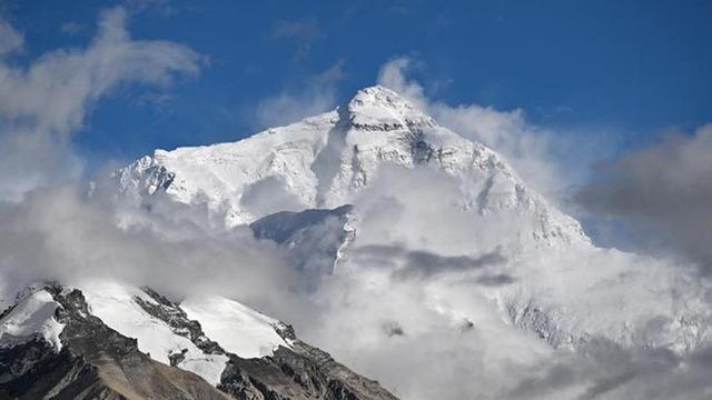 Everest Dağı'nda kar fırtınası! 1 kişi hayatını kaybetti