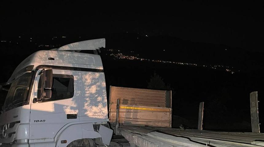 Şırnak'ta şarampole yuvarlanan tırın sürücüsü öldü