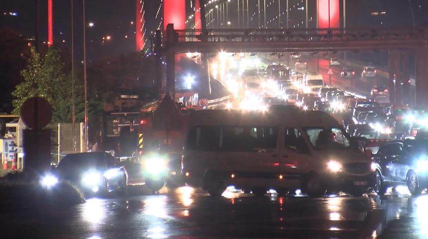 15 Temmuz Şehitler Köprüsü'nde korku dolu anlar! Bir anda alev aldı, sürücü kendini dışarı attı