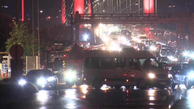 15 Temmuz Şehitler Köprüsü'nde korku dolu anlar! Bir anda alev aldı, sürücü kendini dışarı attı