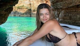 Peş peşe paylaştı! Son pozlarına beğeni yağdı