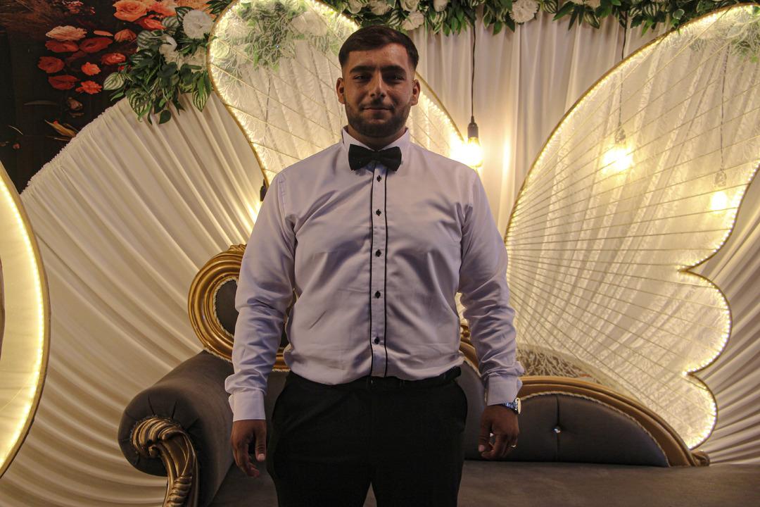 En mutlu gününde bile vazgeçemedi: Düğününe projeksiyon kurdu, bakın ne izledi...  1