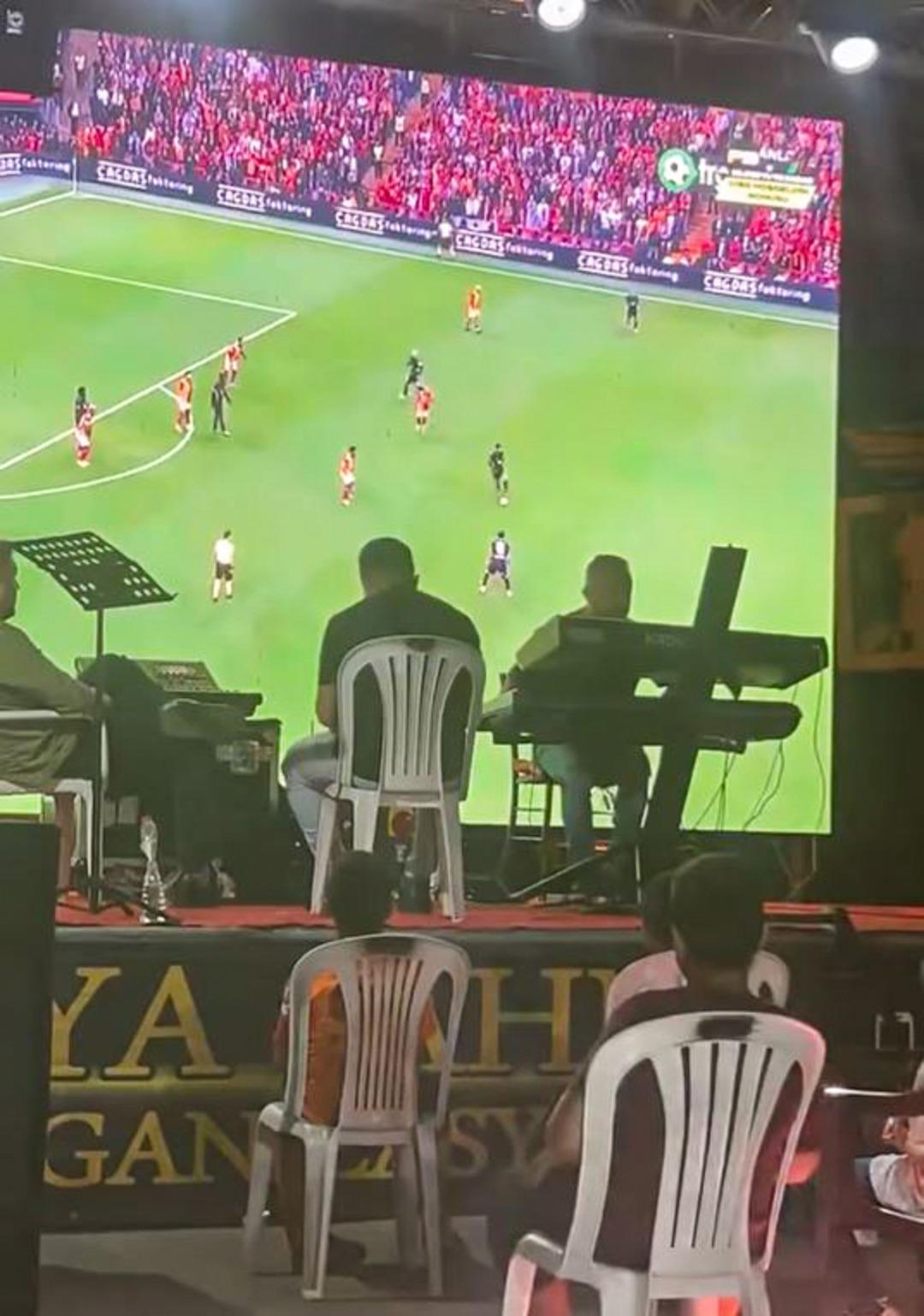 En mutlu gününde bile vazgeçemedi: Düğününe projeksiyon kurdu, bakın ne izledi...  3