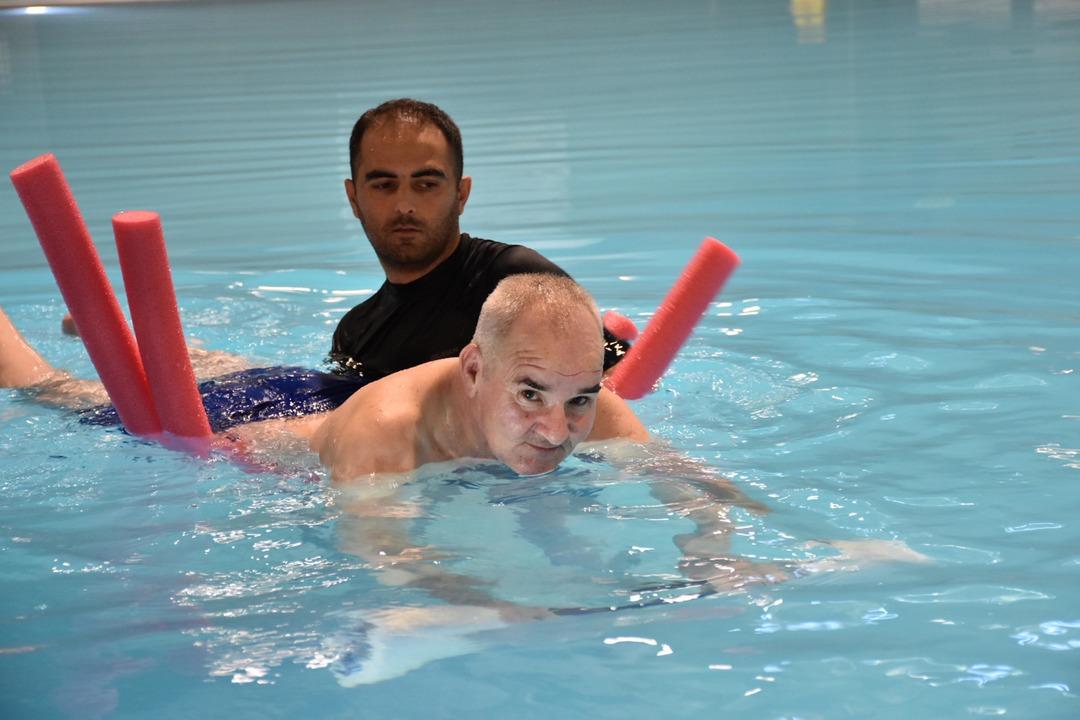 Kazada yürüme yetisini kaybetmişti: Şifayı havuz terapisinde buldu... 4