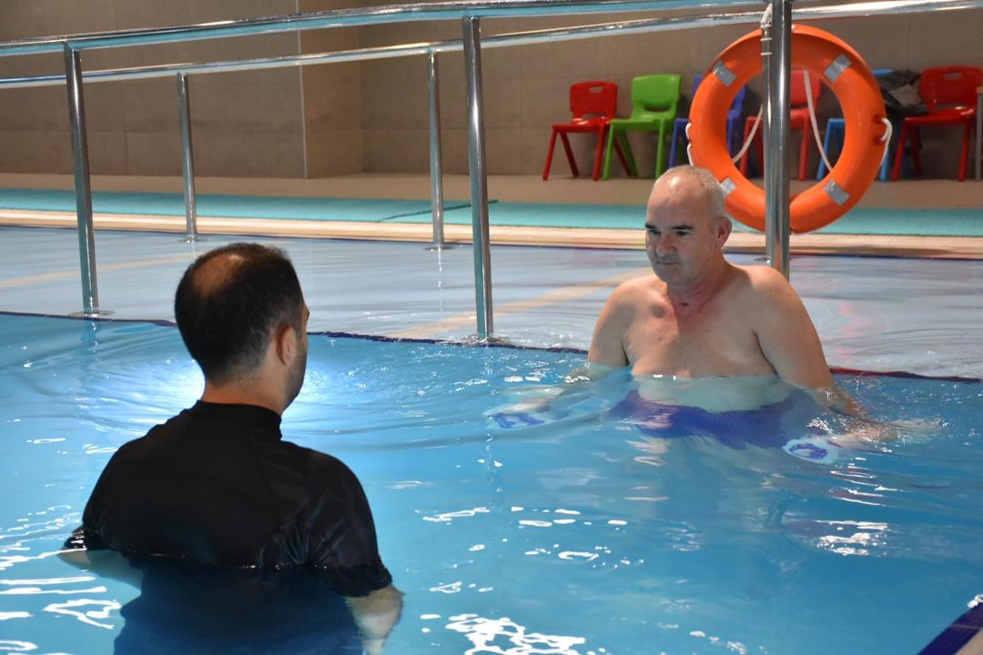 Kazada yürüme yetisini kaybetmişti: Şifayı havuz terapisinde buldu... 3