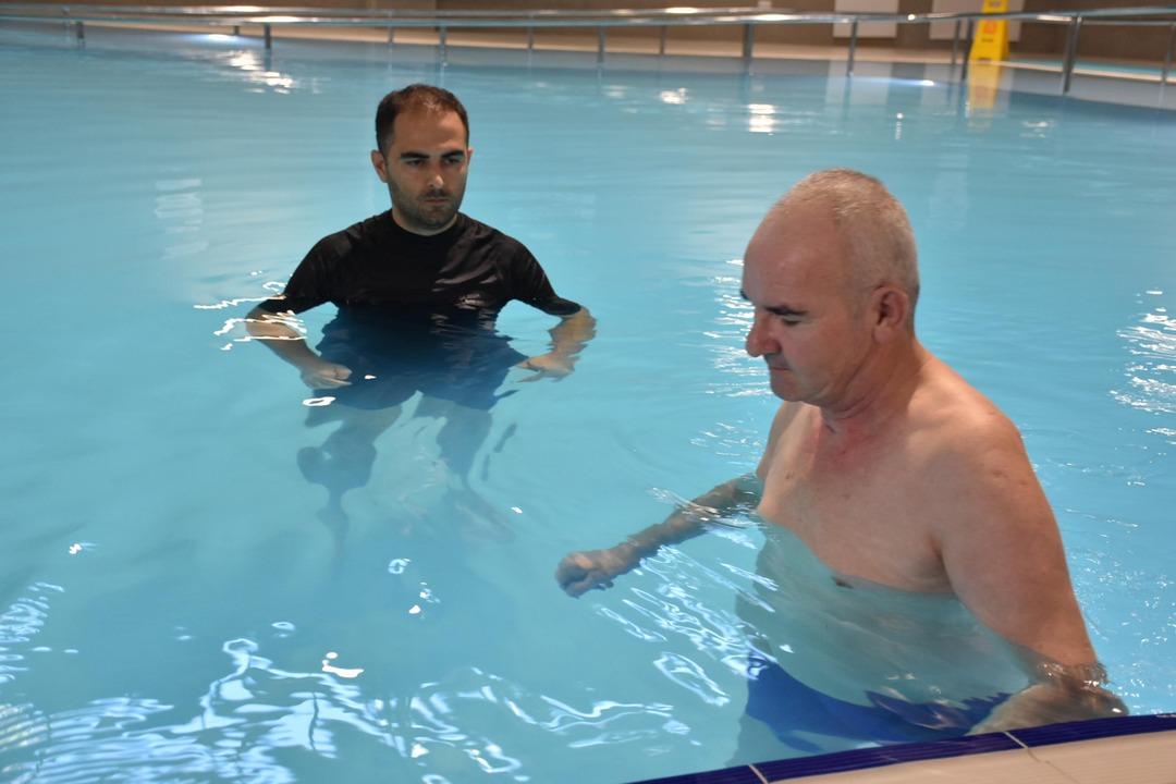 Kazada yürüme yetisini kaybetmişti: Şifayı havuz terapisinde buldu... 2