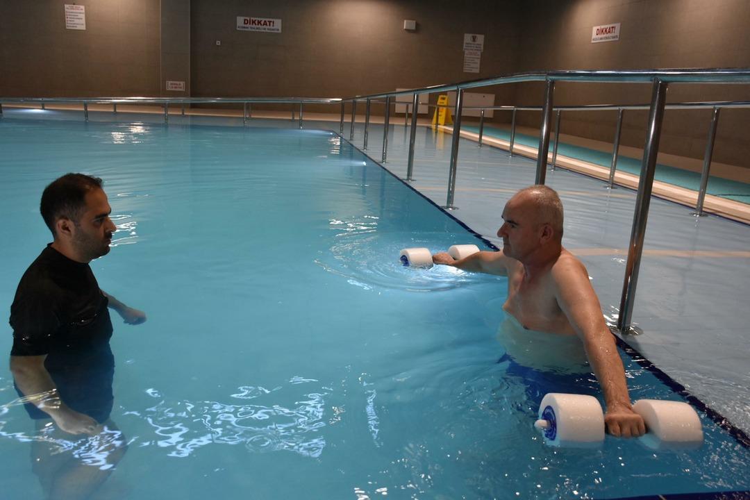 Kazada yürüme yetisini kaybetmişti: Şifayı havuz terapisinde buldu... 1