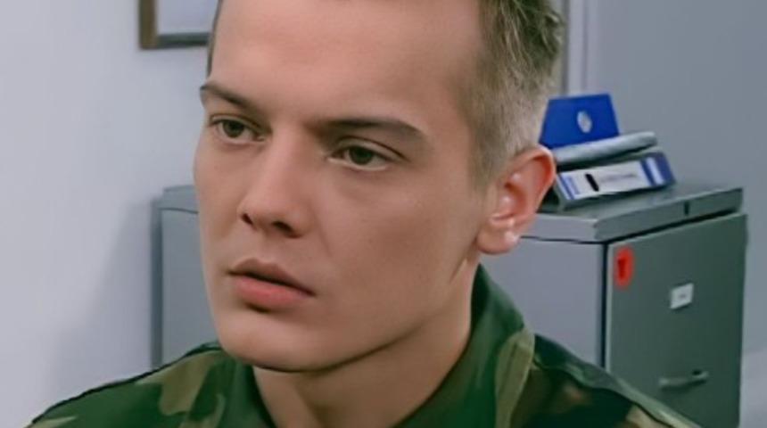 Oyunculuğu bırakıp sırra kadem basmıştı! Emret Komutanım'ın Ferit'i Arda Kural bakın şimdi ne yapıyor