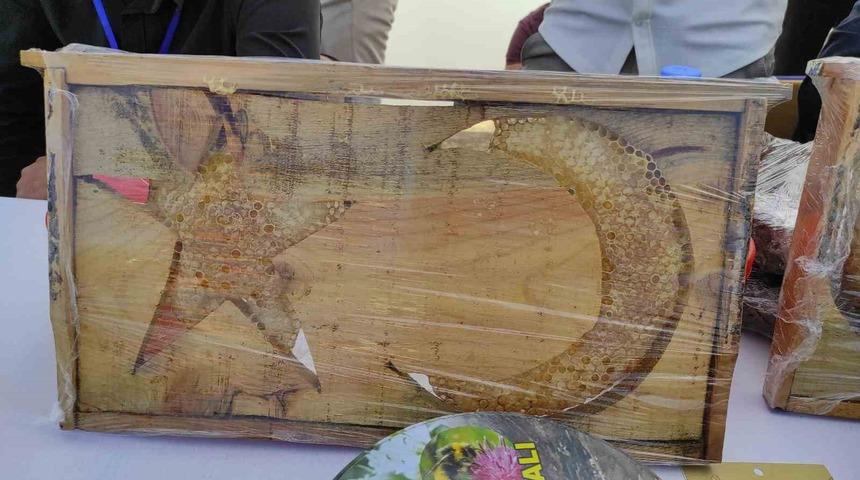 Sason’da ’ay yıldızlı’ arı kovanları yoğun ilgi görüyor