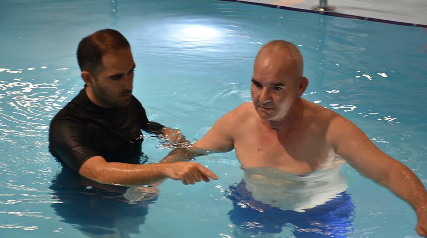 Kazada yürüme yetisini kaybetmişti: Şifayı havuz terapisinde buldu...