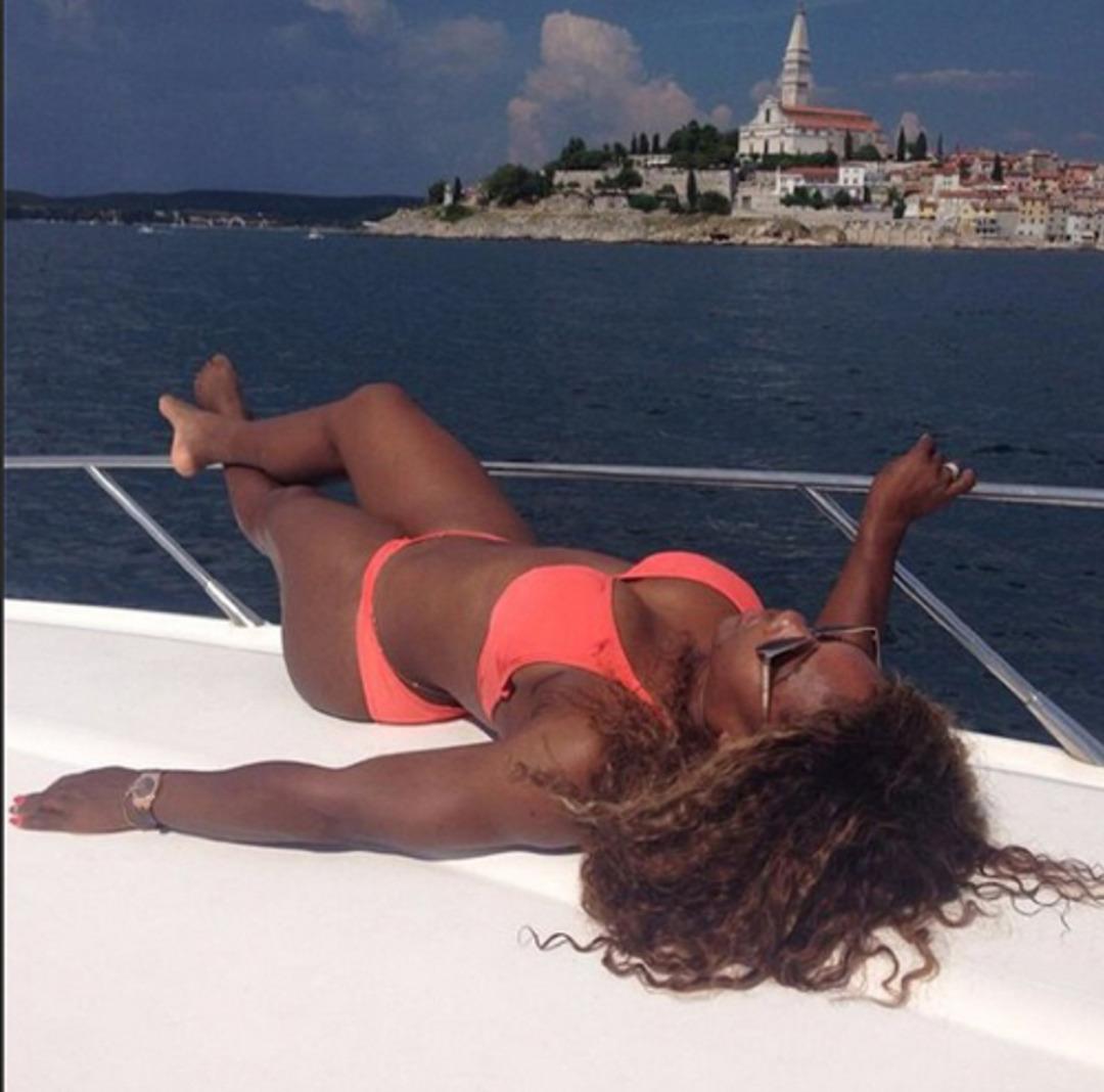 Serena'ya bir haller oluyor