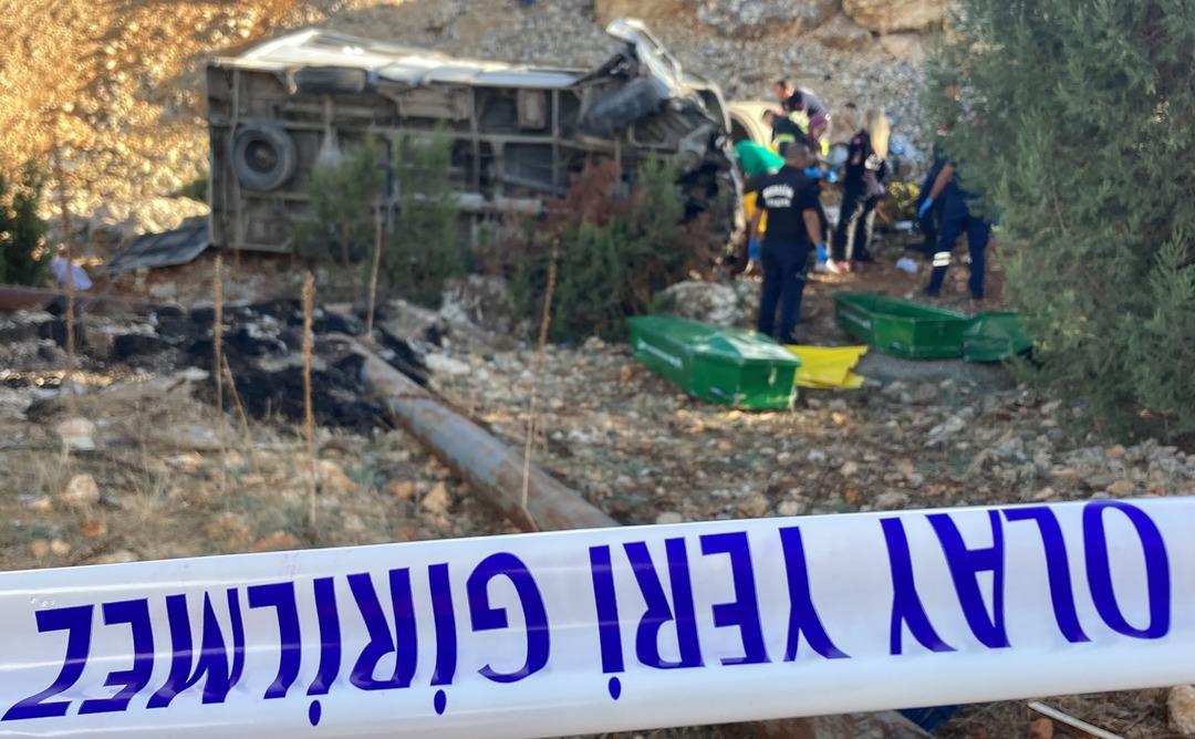 Son dakika! Mersin de katliam gibi kazada kahreden detay! 4 kişi öldü, 19 yaşındaki sürücü ehliyetsiz çıktı 1