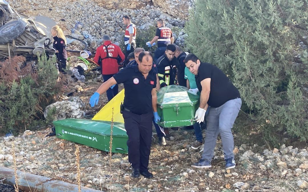 Son dakika! Mersin de katliam gibi kazada kahreden detay! 4 kişi öldü, 19 yaşındaki sürücü ehliyetsiz çıktı 2