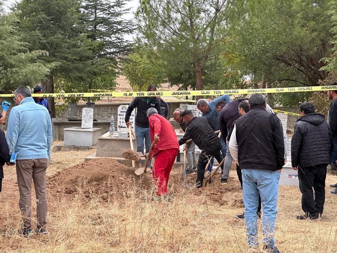Bir ili karıştıran olay! Önce defnettiler sonra geri çıkardılar! Mezarı açmak zorunda kaldılar 3