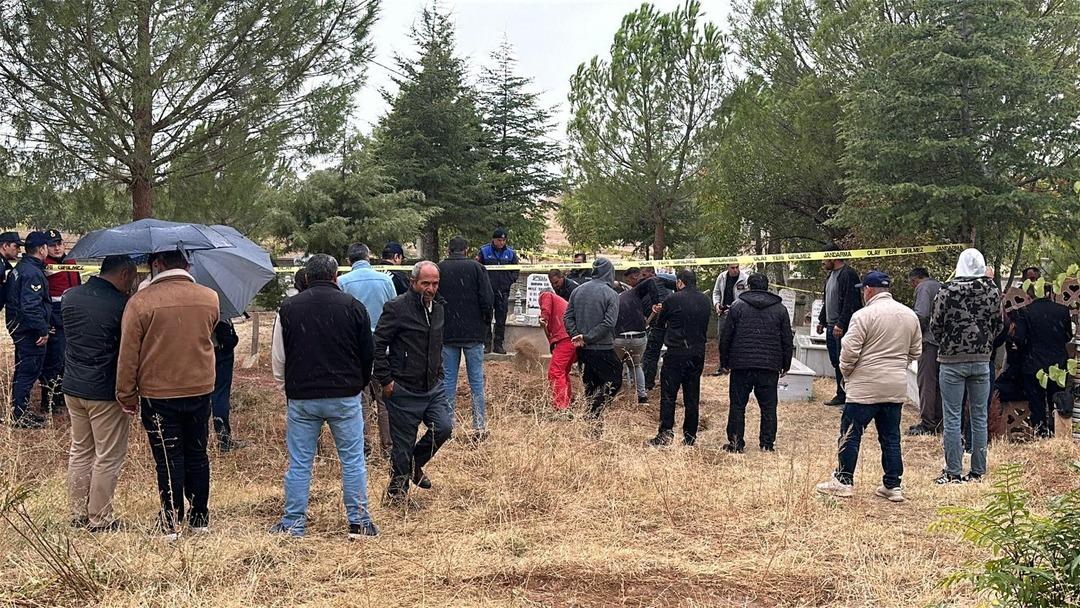 Bir ili karıştıran olay! Önce defnettiler sonra geri çıkardılar! Mezarı açmak zorunda kaldılar 1