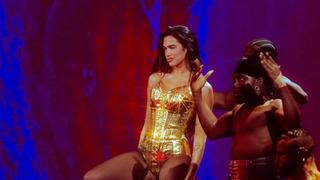 Dua Lipa Los Angeles konserinde cesur sahne kıyafetleriyle olay oldu!