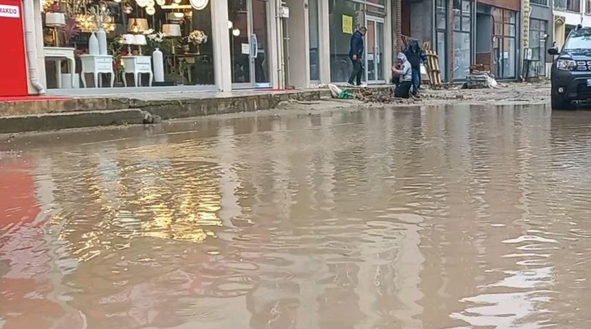 Edirne'de etkili sağanak yağış nedeniyle yaşam olumsuz etkilendi