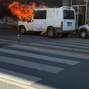 Sivas'ta minibüs alev alev yandı