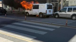 Sivas'ta minibüs alev alev yandı