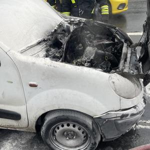 Seyir halindeki otomobil alev aldı