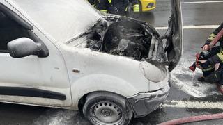 Seyir halindeki otomobil alev aldı