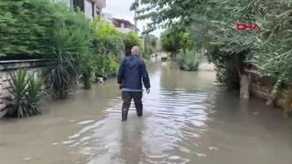 Balıkesir'de şiddetli yağmur! Cadde ve sokaklar göle döndü