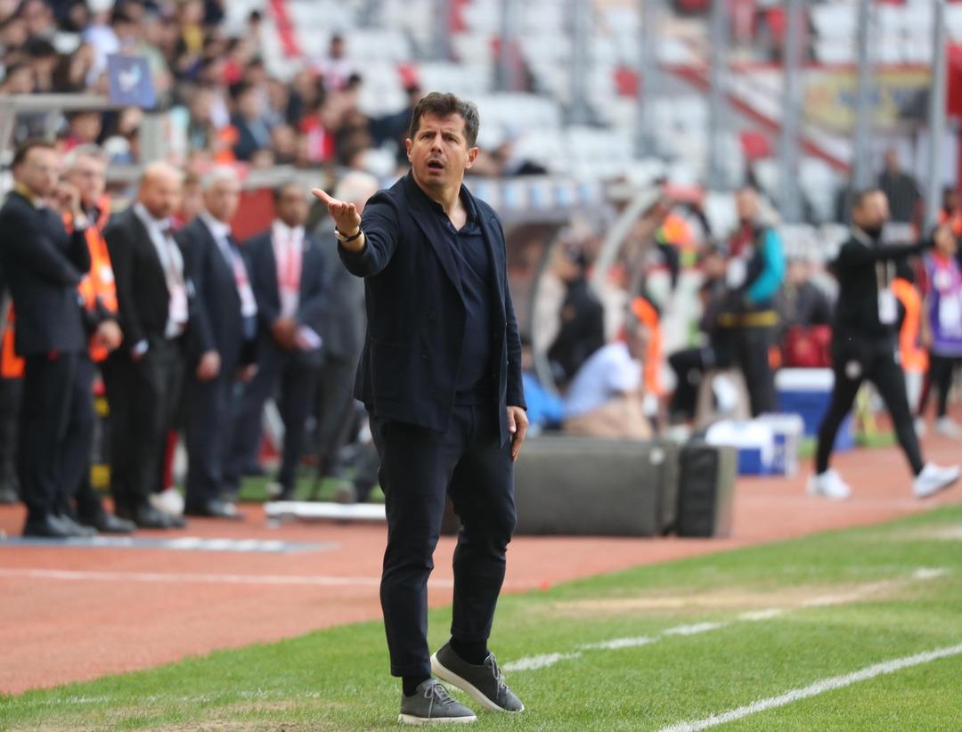 Antalyaspor teknik direktörü Emre Belözoğlu ndan istifa kararı! Başkan bile durduramadı... 2