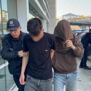 Mağazalardan giyim eşyası çalan 2 kişi yakalandı