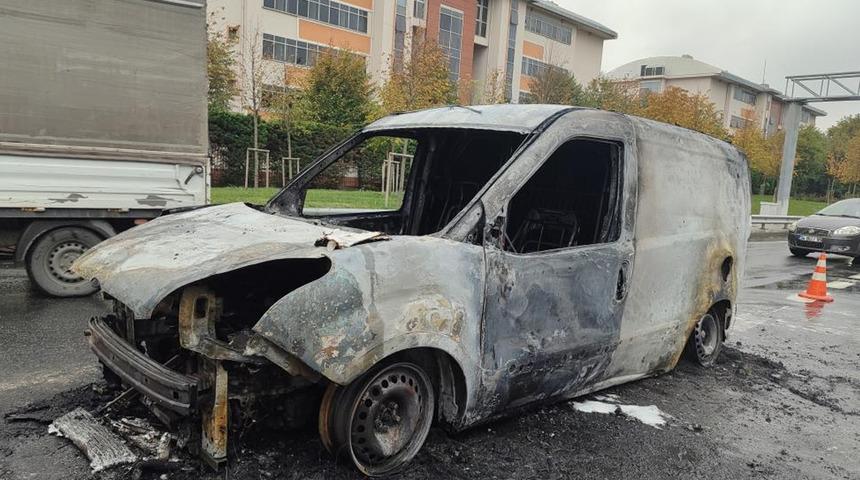 Bayrampaşa'da alev alev yanan araçtan geriye demir yığını kaldı