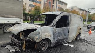 Bayrampaşa'da alev alev yanan araçtan geriye demir yığını kaldı