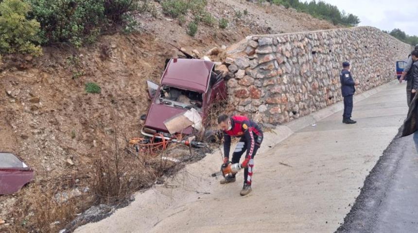 Kayganlaşan yolda otomobil istinat duvarına çarptı: Karı koca hayatını kaybetti