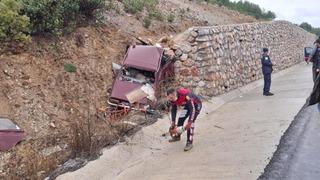 Kayganlaşan yolda otomobil istinat duvarına çarptı: Karı koca hayatını kaybetti