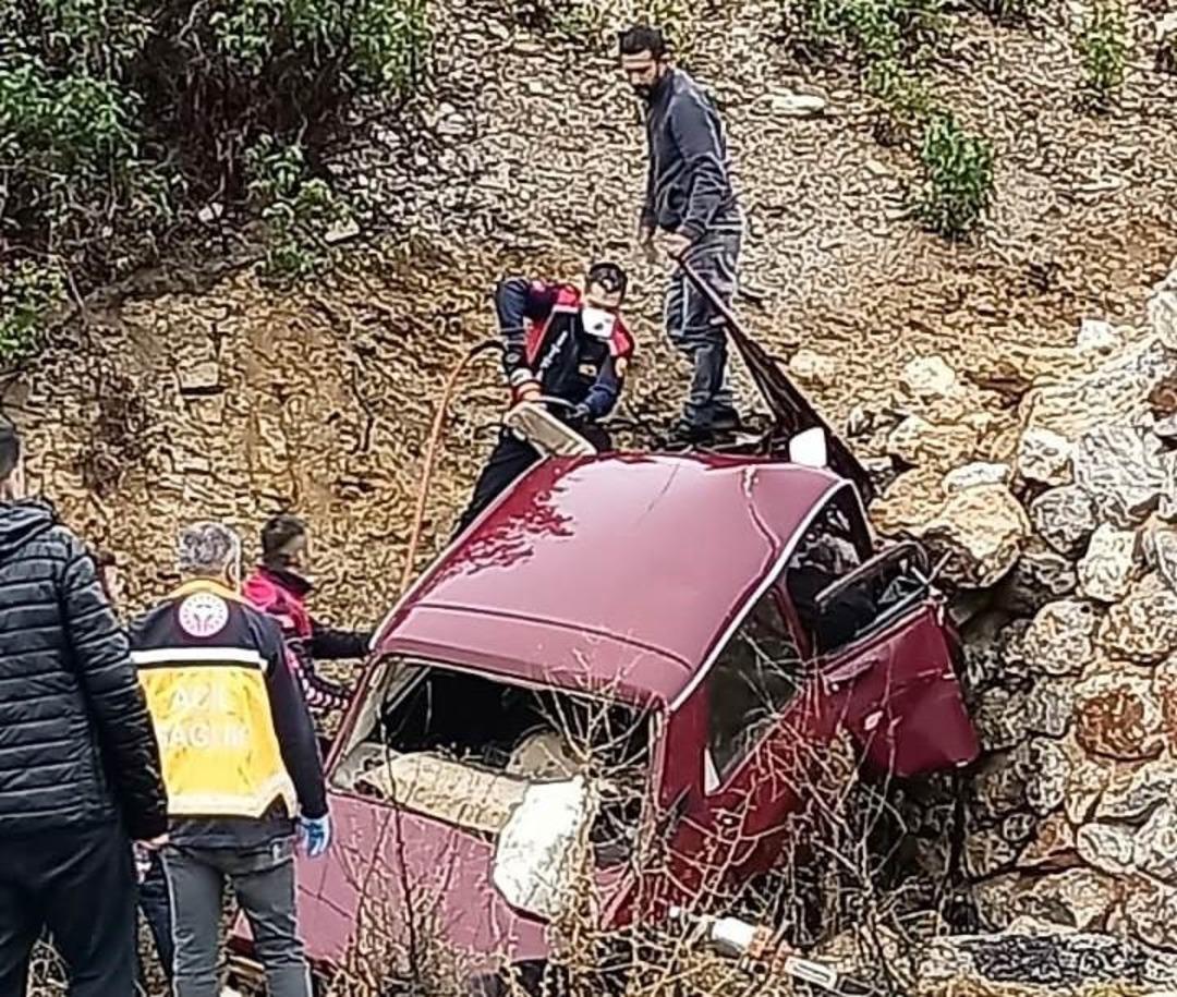 Kayganlaşan yolda otomobil istinat duvarına çarptı: Karı koca hayatını kaybetti 1