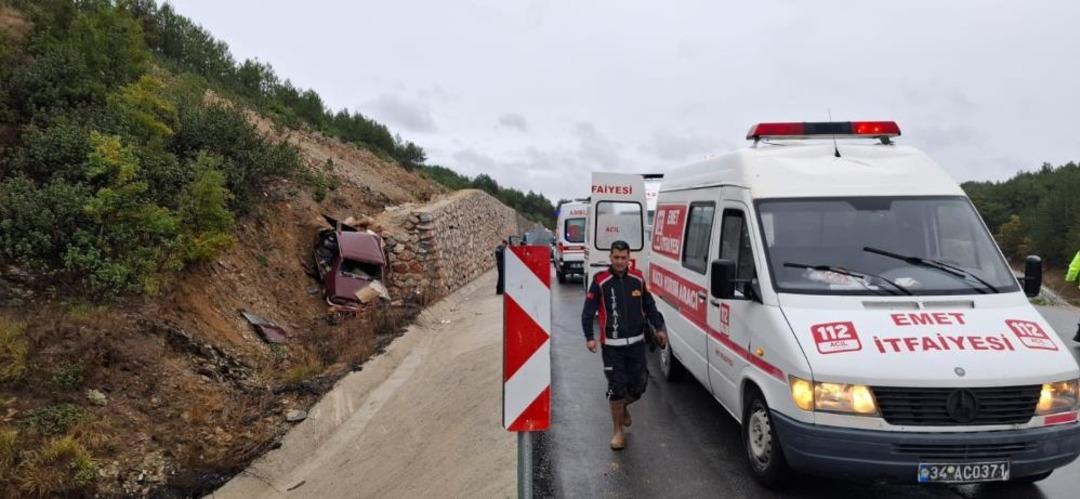 Kayganlaşan yolda otomobil istinat duvarına çarptı: Karı koca hayatını kaybetti 2